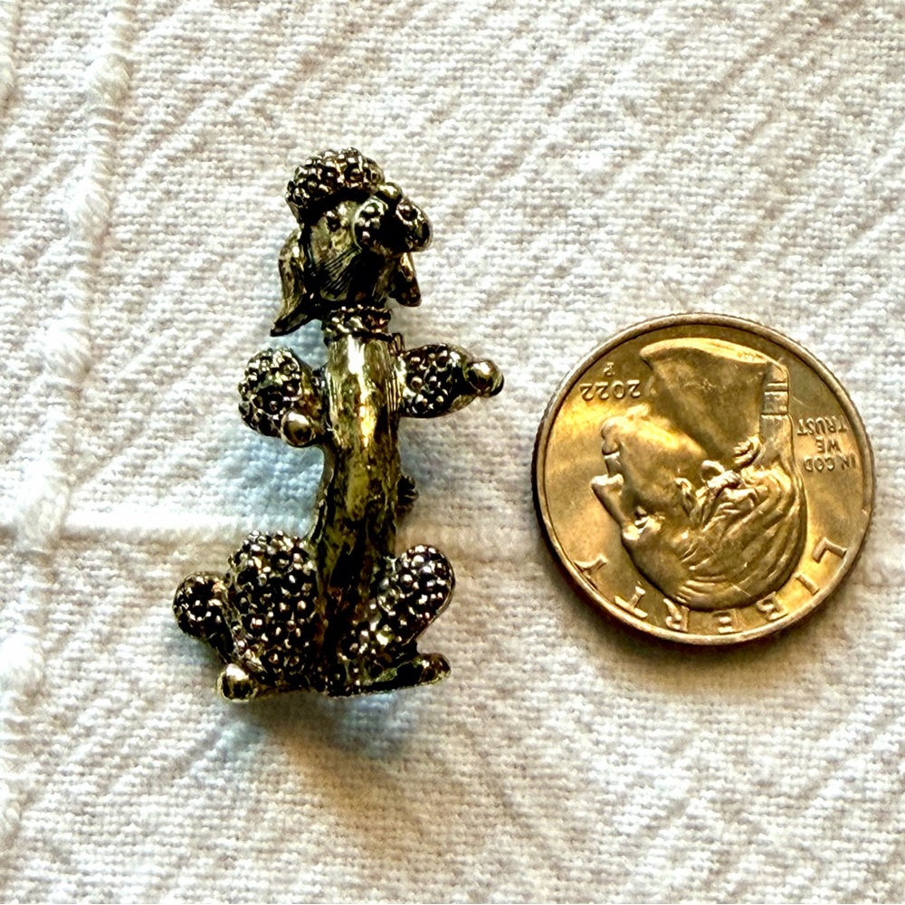 Vintage Gerrys Gold Tone Poodle Brooch Textured‎ Puppy Dog Pin Patina Signed - Picture 3 of 4